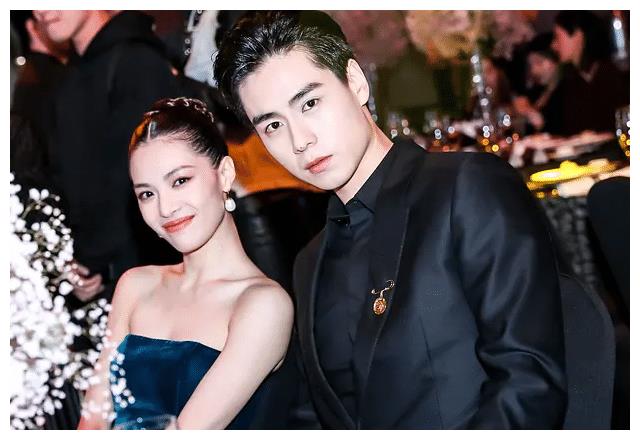 有种"合影"叫胡一天,和谁都是面带微笑,却对她一脸宠溺!__财经头条