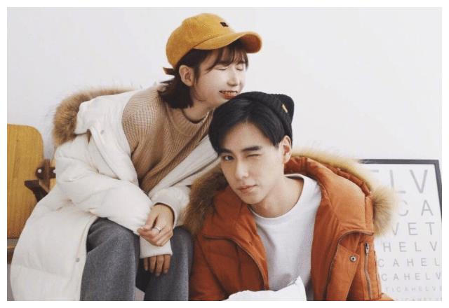 有种"合影"叫胡一天,和谁都是面带微笑,却对她一脸宠溺!__财经头条