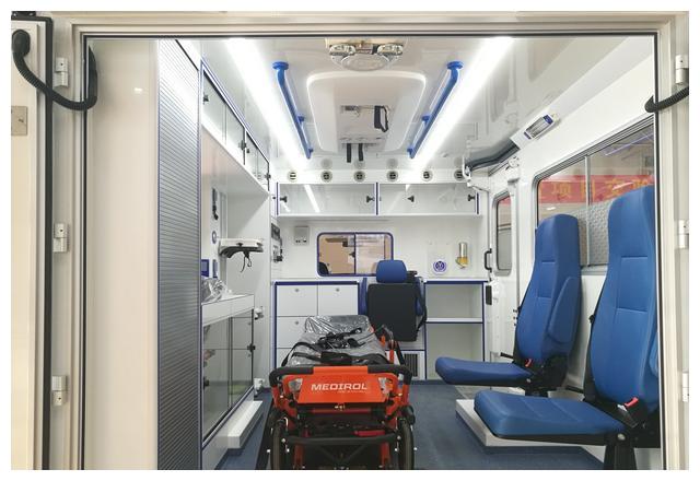 国内首单大批量高端方舱救护车护航成都第31届世界大学生运动会