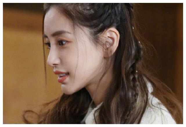 baby节目露出私人物品,看到她身后袋子的东西,生过孩子都懂