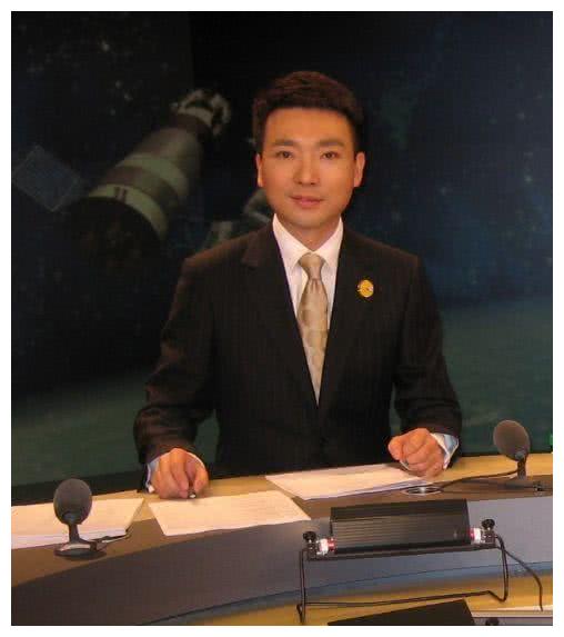 48岁新闻联播主持人,苦追妻子8年,至今结婚18年甜蜜如初