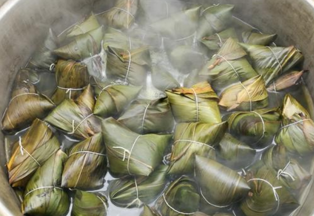 下来就要煮粽子了,但粽子包好,别直接下锅煮,要多做一步,将粽子放在碱