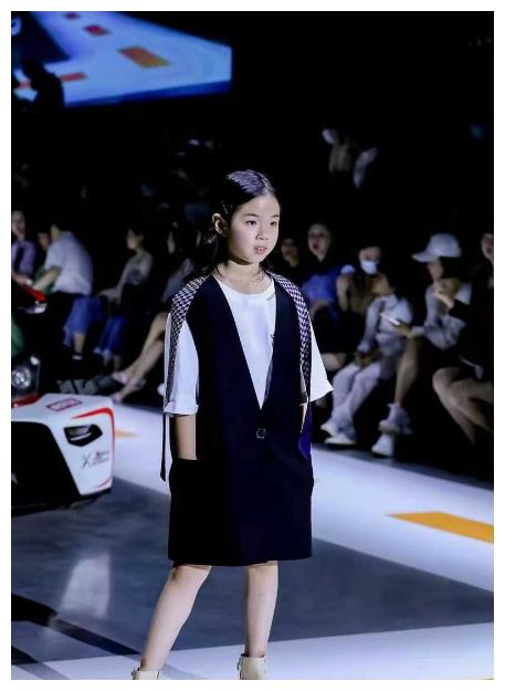 黄奕8岁女儿走秀黄芊玲表情高冷气质优越自信又大方