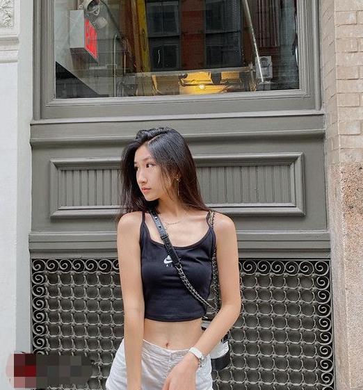 史小诺22岁女儿太大胆半透紧身衣搭超短裙被这腿长惊艳了