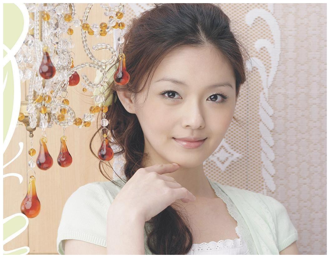 节目中她是倔强勇敢的杉菜,女主光环加持人生开挂;节目外,她是主动追