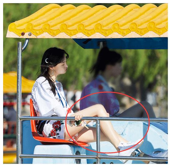 郑爽独自在船上看风景,却忘记自己穿的是短裤,抬腿时让粉丝心疼