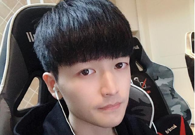 cfpl职业选手中除了二星之外,还有李思楠,勇2,浩南,哈伦等选手,不过很