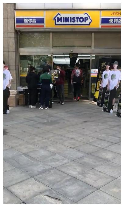王一博粉丝青岛线下活动，10个“王一博”迎宾搞笑，扛回家惹羡慕