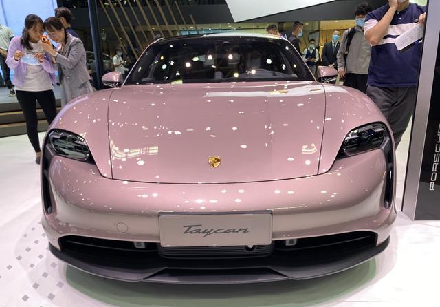 保时捷taycan定位在中大型纯电车型,我们看到的这台