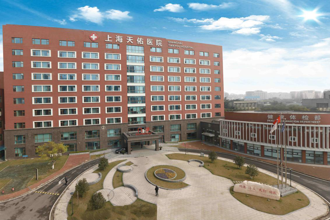 1999年他曾赴美国纽约大学西奈山医学中心从事腹腔镜外科研究,并且是
