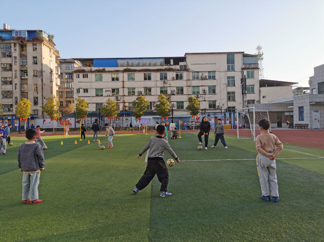浦城县光明小学浦城县忠信中心小学在课余,野蛮体魄的教练团队也没有
