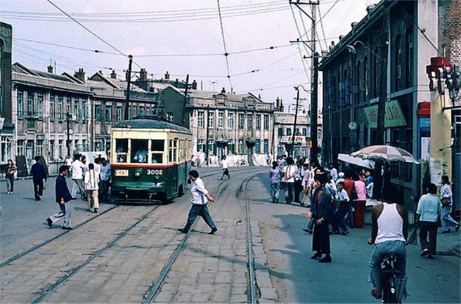 八十年代大连老照片,现在电车依然是城市的主要交通工具