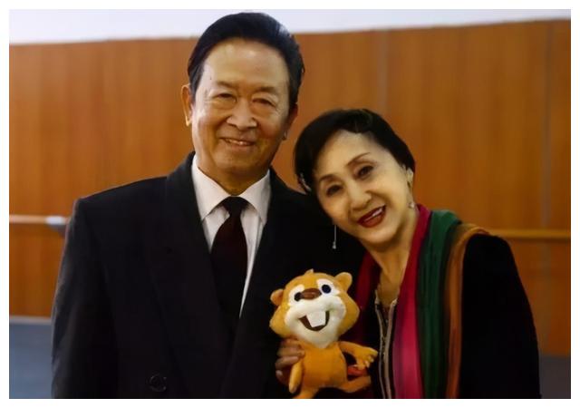 虽然陈爱莲比魏道凝大4岁,但是结婚40多年了,两人