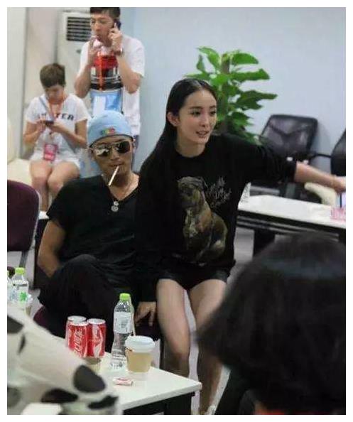 就连旁边坐着大佬曾志伟,杨幂都能顺其自然的靠上去.