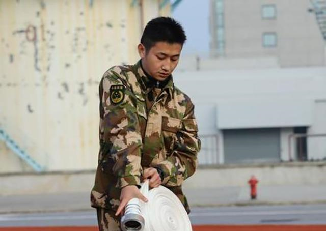 12年前汶川地震:20岁的蒋雨航被埋124小时,靠一瓶水熬过5天5夜休闲区蓝鸢梦想 - Www.slyday.coM 12年前汶川地震:20岁的蒋雨航被埋124小时,靠一瓶水熬过5天5夜休闲区蓝鸢梦想 - Www.slyday.coM