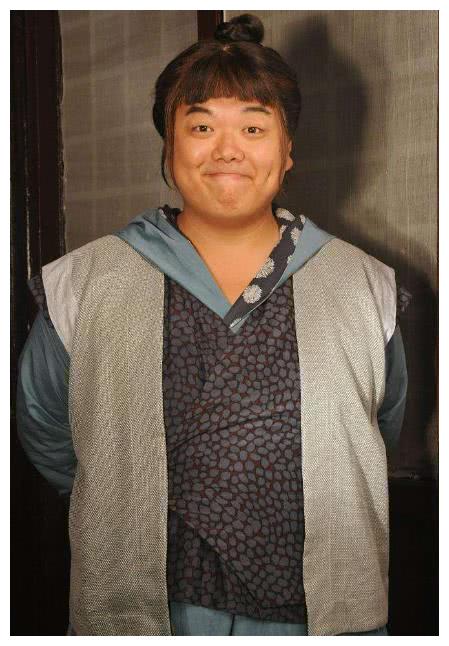 比如小品演员贾玲,就是胖胖的更可爱更讨喜,还有肥猫郑则仕,她们都是