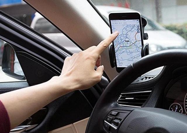 司机:开车用手机导航也违章?交警:低头,手机位置不对都算!