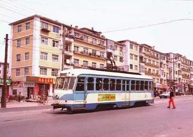 八十年代大连老照片,现在电车依然是城市的主要交通工具