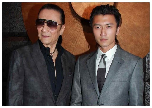 都将儿子捧成明星,她却拒绝给儿子铺路,无奈儿子靠演傻子走红休闲区蓝鸢梦想 - Www.slyday.coM 都将儿子捧成明星,她却拒绝给儿子铺路,无奈儿子靠演傻子走红休闲区蓝鸢梦想 - Www.slyday.coM