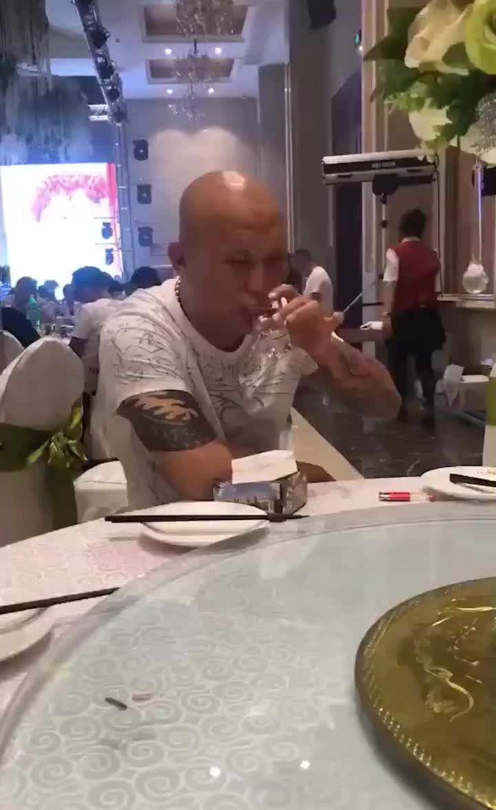 喝酒可真讲究放下杯子的那刻咱对得起那纹身吗