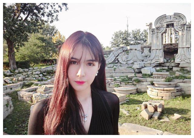 53岁阿的江带维吾尔族妻子春游,她颜值高打扮时尚