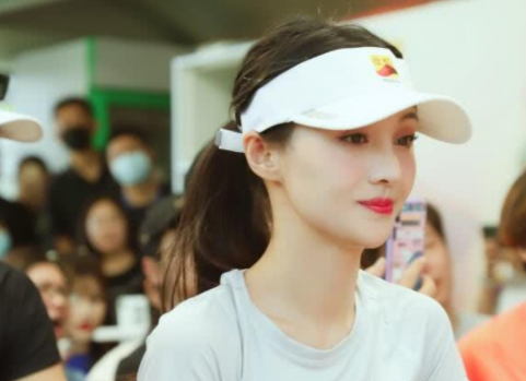 郑爽公益活动生图暴露整容后遗症,脚放椅子上引争议