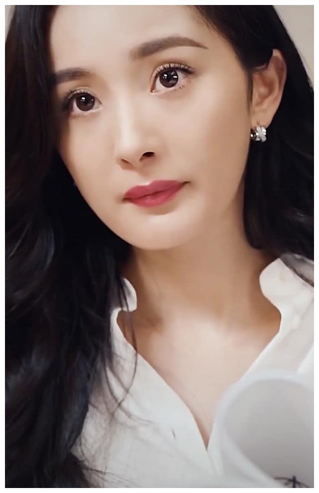 放大后的五官才是杨幂真实颜值,看到鼻子,我捏都捏不出来!