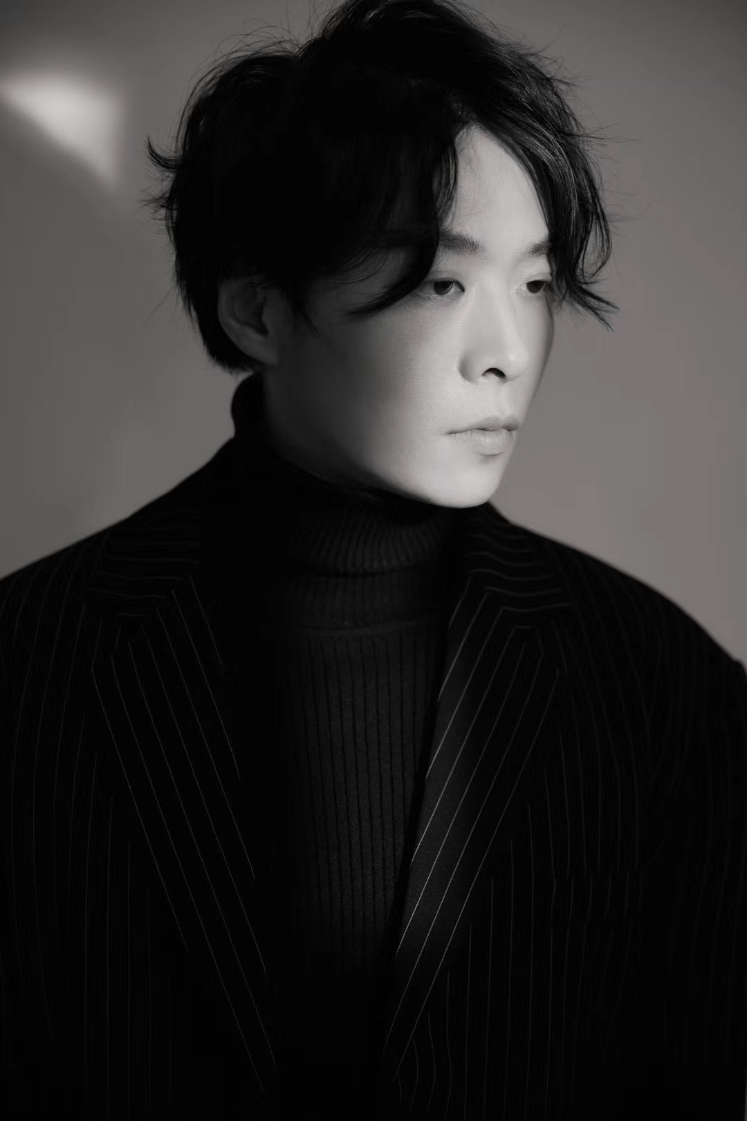 演员王山水写真曝光 黑白之间尽显男性魅力|王山水|写