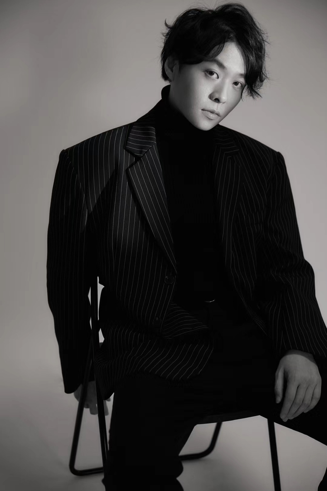 演员王山水写真曝光 黑白之间尽显男性魅力|王山水|写