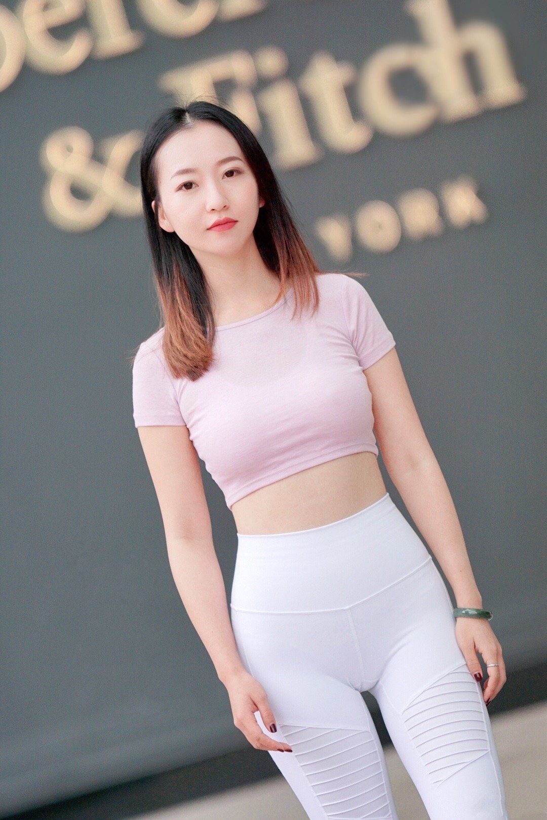 穿紧身衣的美女这回头率也不错哦