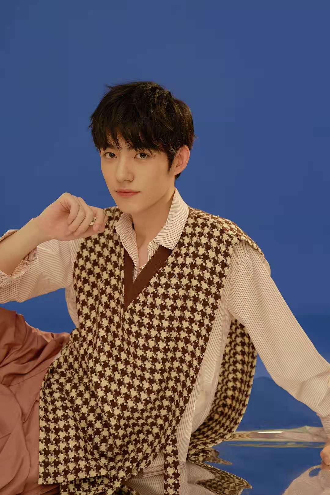 马浩东曝校园风写真 忧郁帅气青春气息十足|马浩东|校园风|写真_新浪