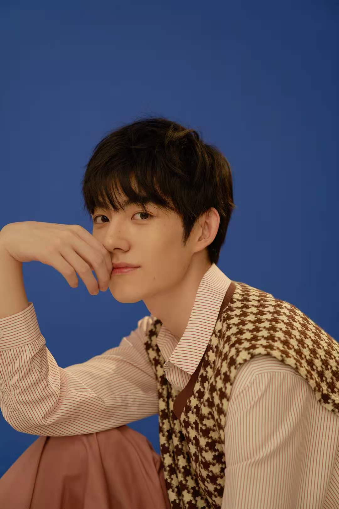 马浩东曝校园风写真忧郁帅气青春气息十足