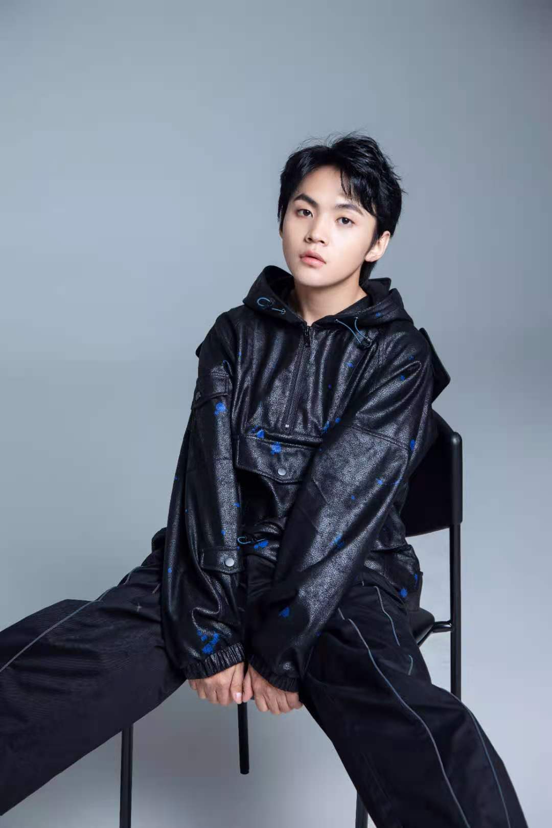 班玛加最新写真彰显潮流态度 深色皮衣少年感十足