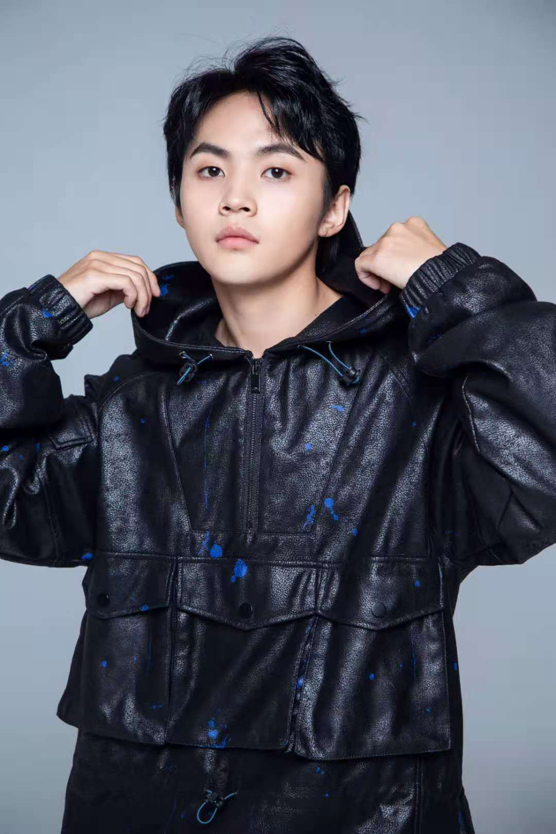 班玛加最新写真彰显潮流态度 深色皮衣少年感十足