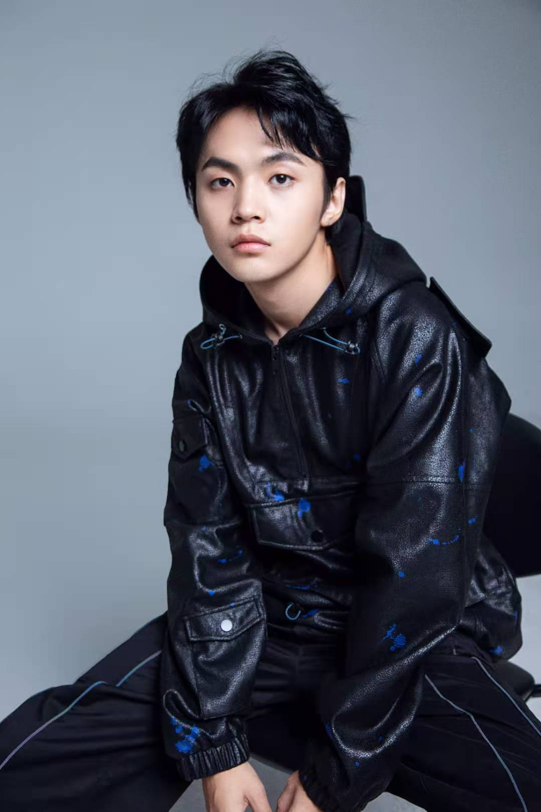 班玛加最新写真彰显潮流态度 深色皮衣少年感十足