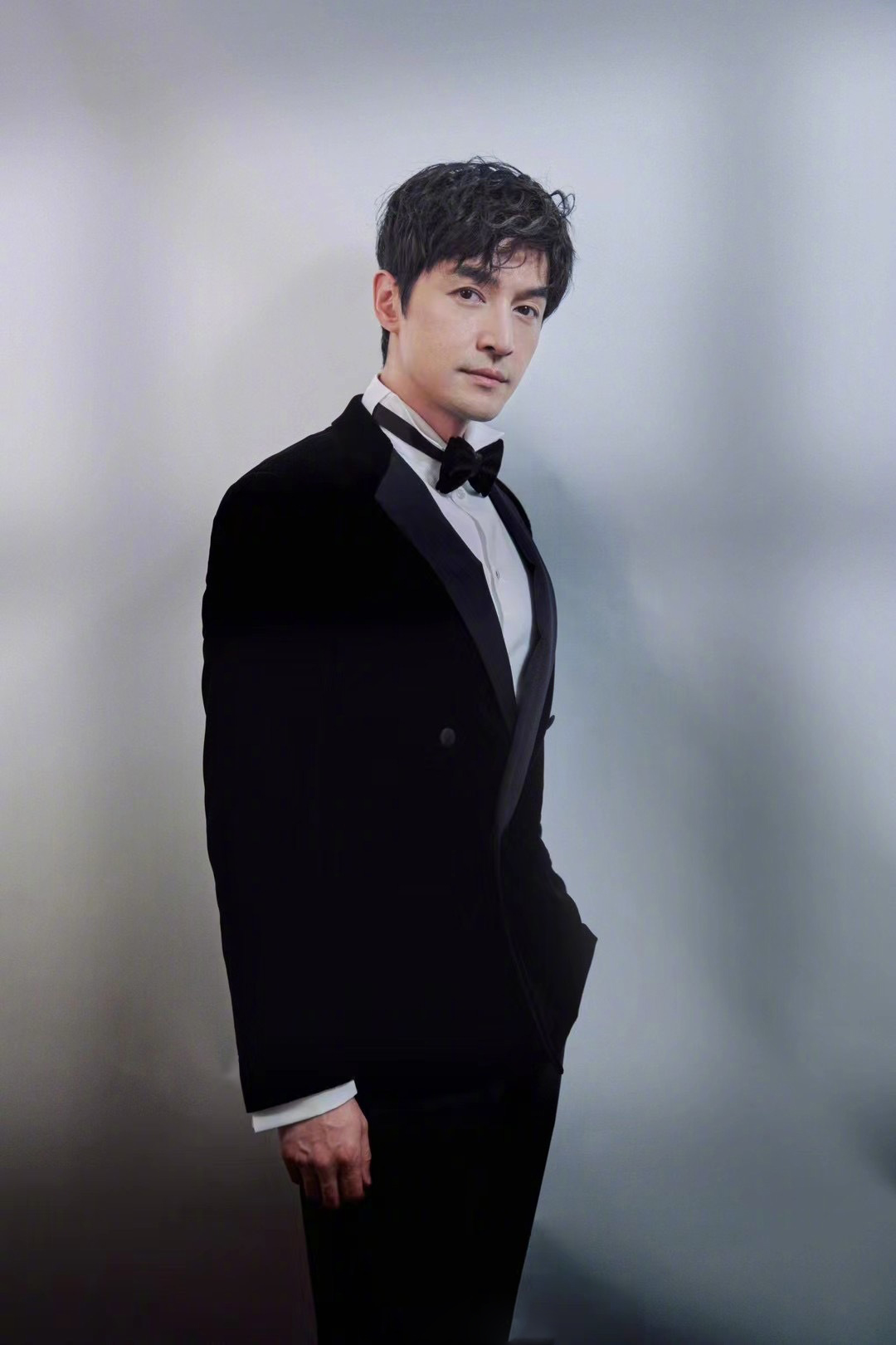 胡歌armani 黑色领结西装造型亮相上海国际电影节_高清图集_新浪网