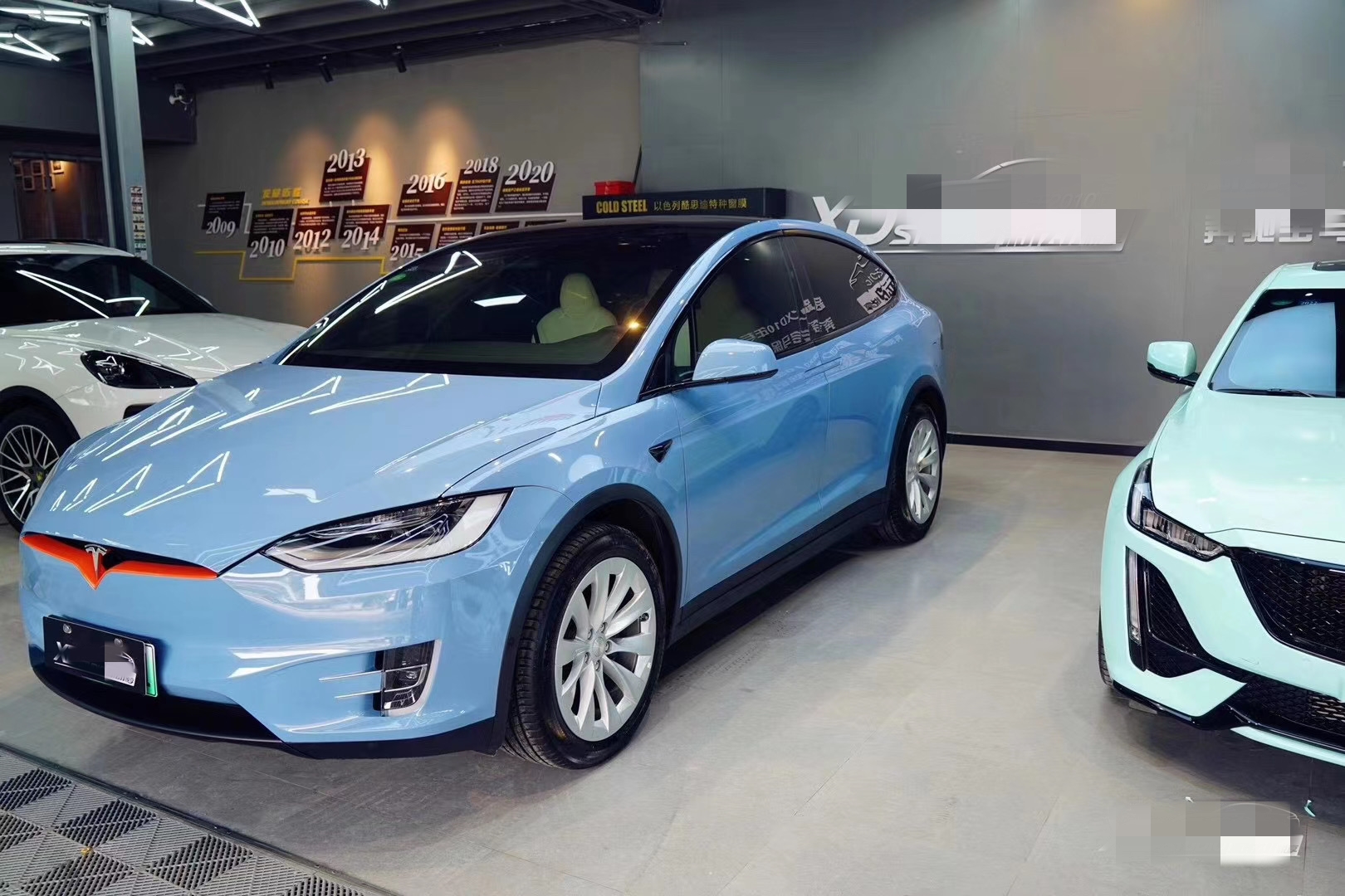 特斯拉model x脱颖而出的不只是翼鸥门 还有瓷器蓝色的车身