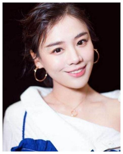 女星们,穿上露单侧肩膀的衣服,也都削弱了臃肿感:当然,很多人的脖子并