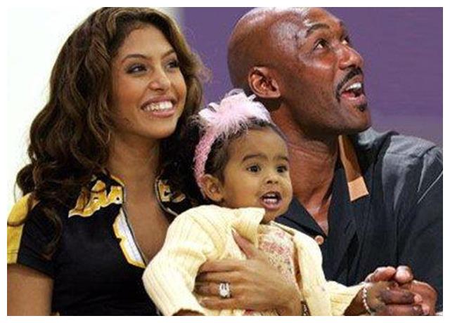 科比大女儿孝顺!