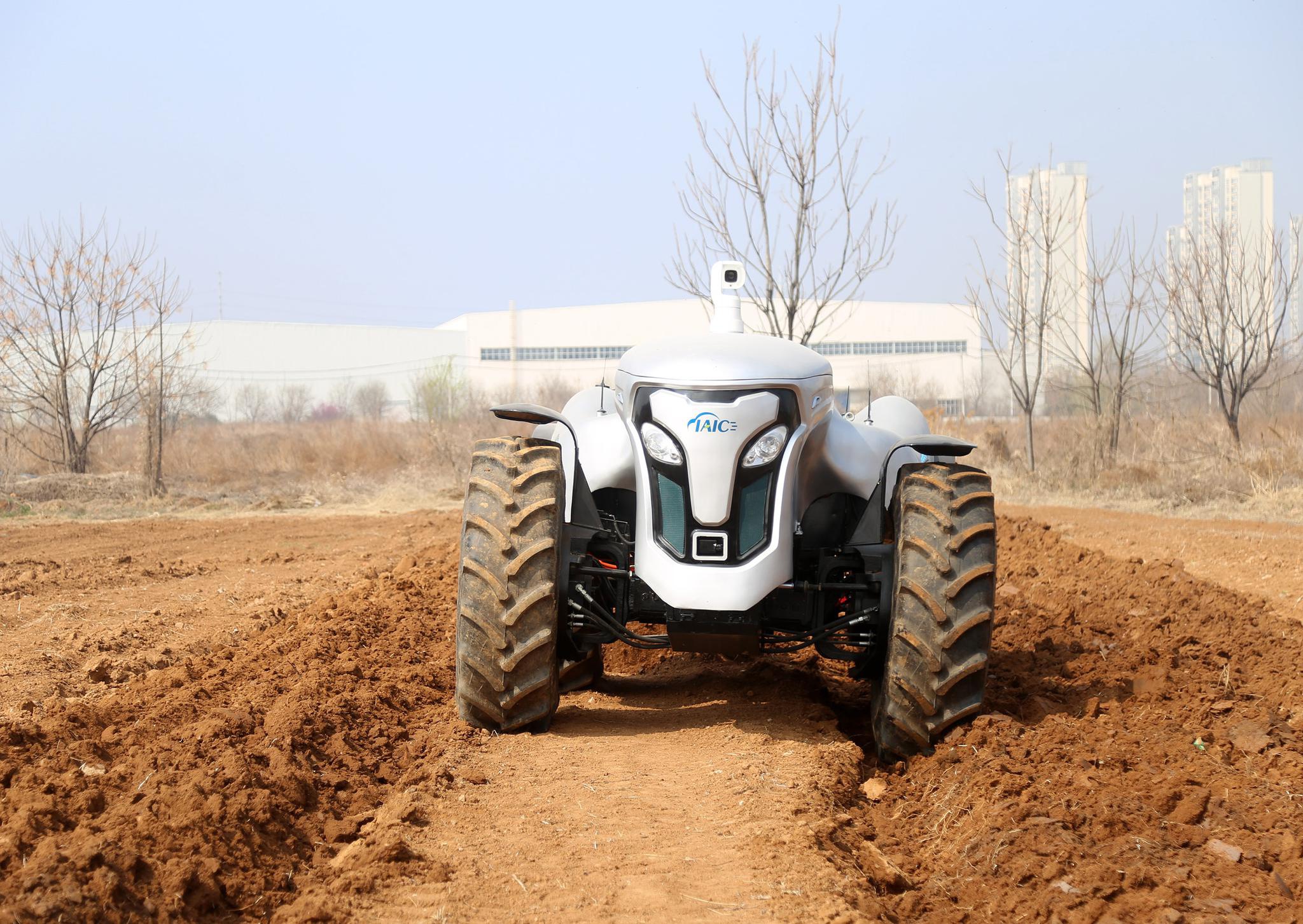 无人驾驶拖拉机走红，造型可爱实力强大，充电6小时耕地50亩