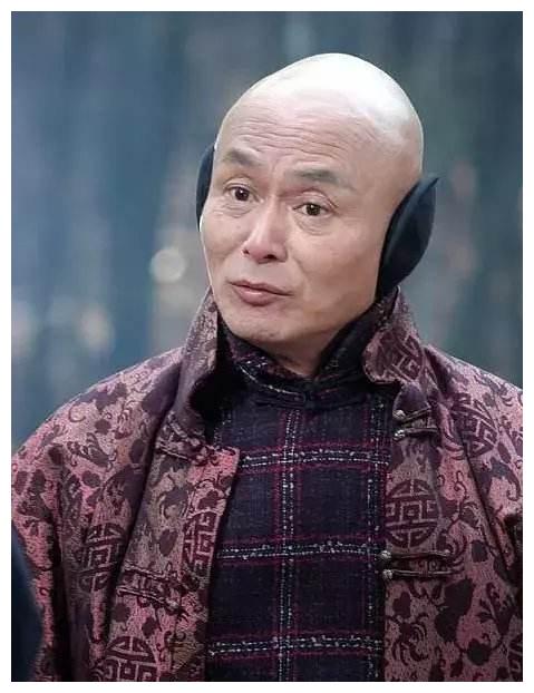 他是功夫巨星,因拍戏瘫痪惨遭被妻儿卷光财产,今65岁晚景太凄凉