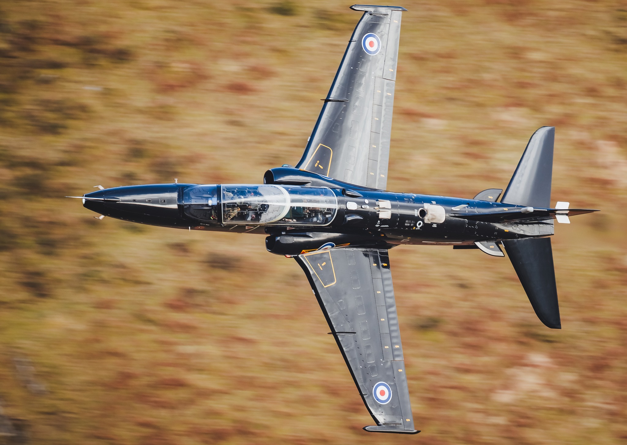 组图:英国皇家空军t-2教练机进行低水平飞行训练