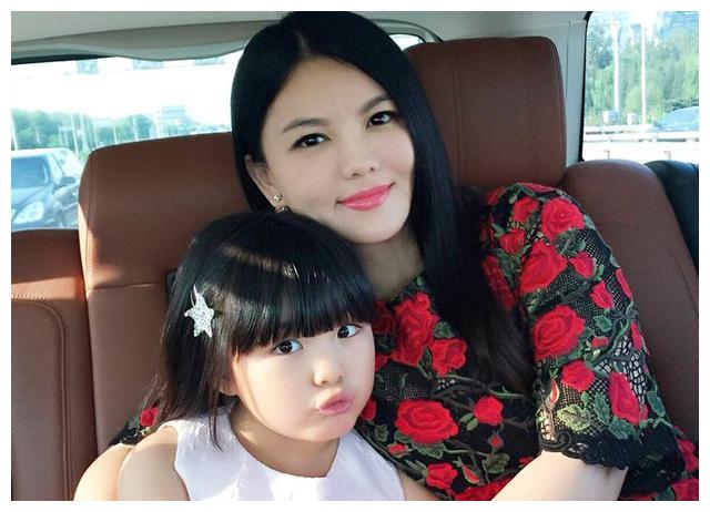 王诗龄近照一身名牌比妈高调减肥成变美女10岁颜值逆袭美霸屏