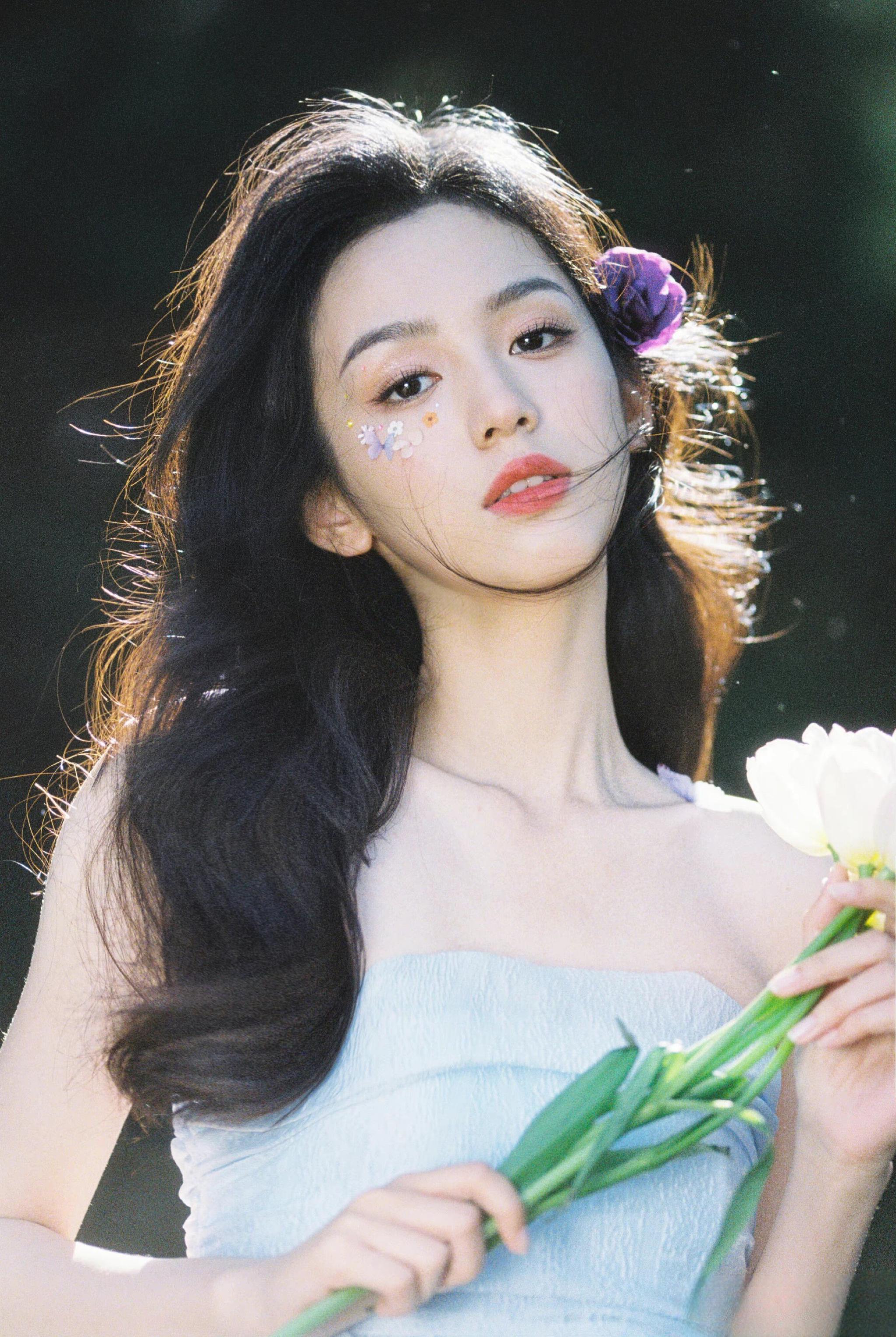 周也贴花妆,很有夏日清新氛围感