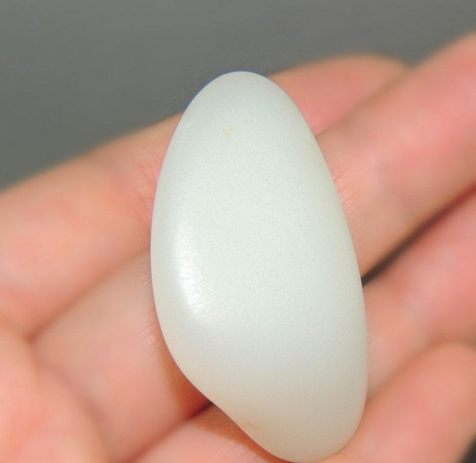 和田玉里的光白籽,好籽儿不长皮,真正的白玉无瑕