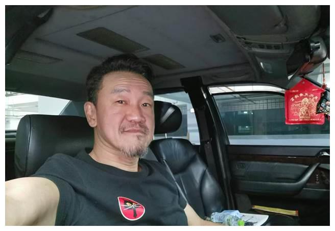 57岁资深艺人陈为民近日在节目中爆料,曾有一位演艺圈大哥因欠赌债向