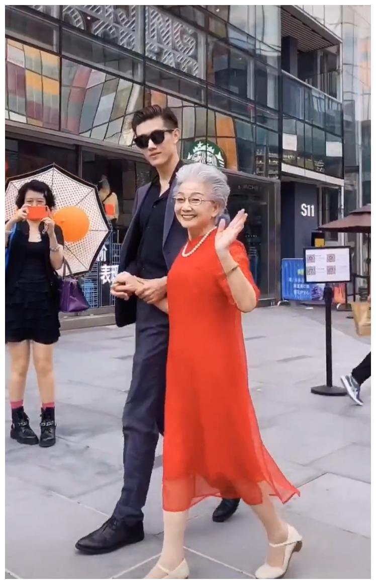 太美了吧,穿高跟鞋走路比年轻人还稳|年轻人|高跟鞋|盛瑞玲_新浪新闻