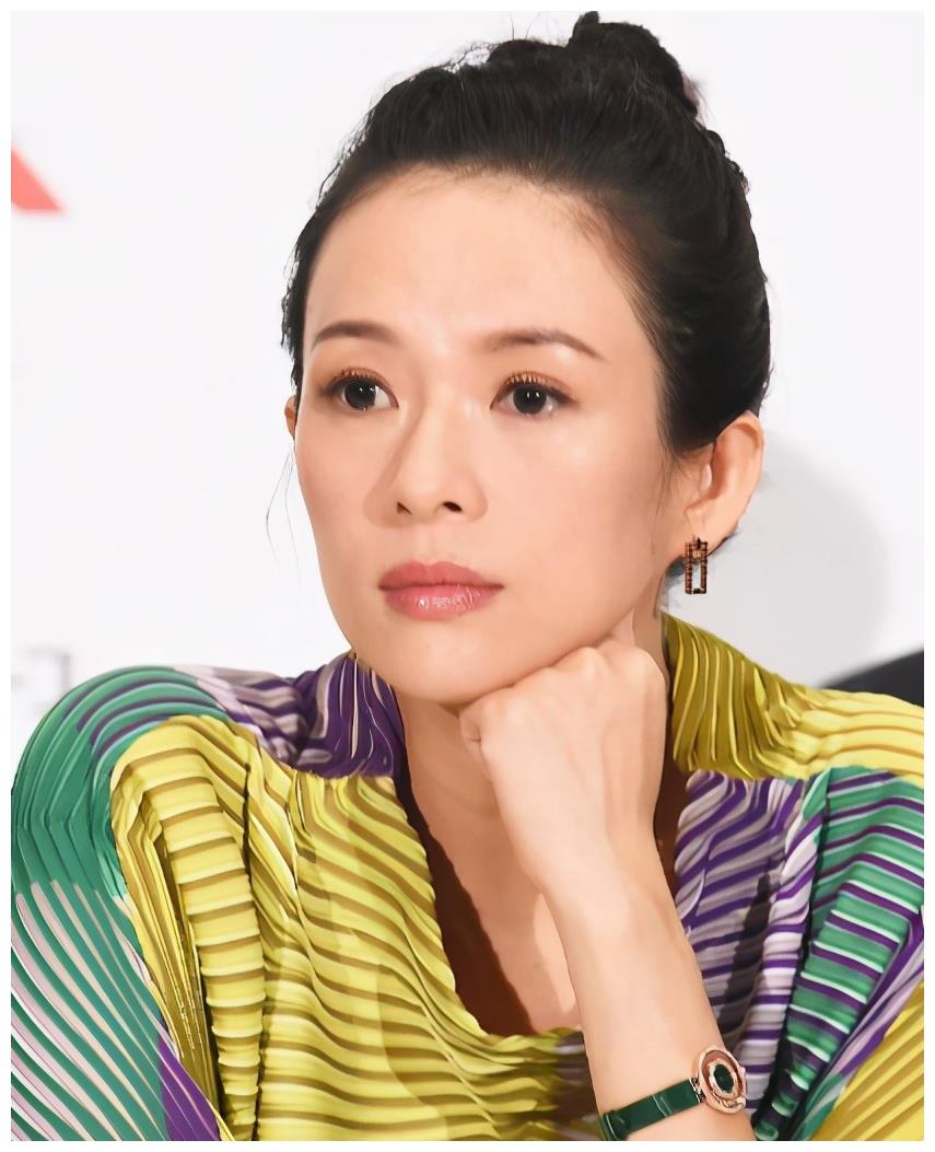 章子怡的电影脸也塌了皮肤松弛高发际线和精修图判若两人