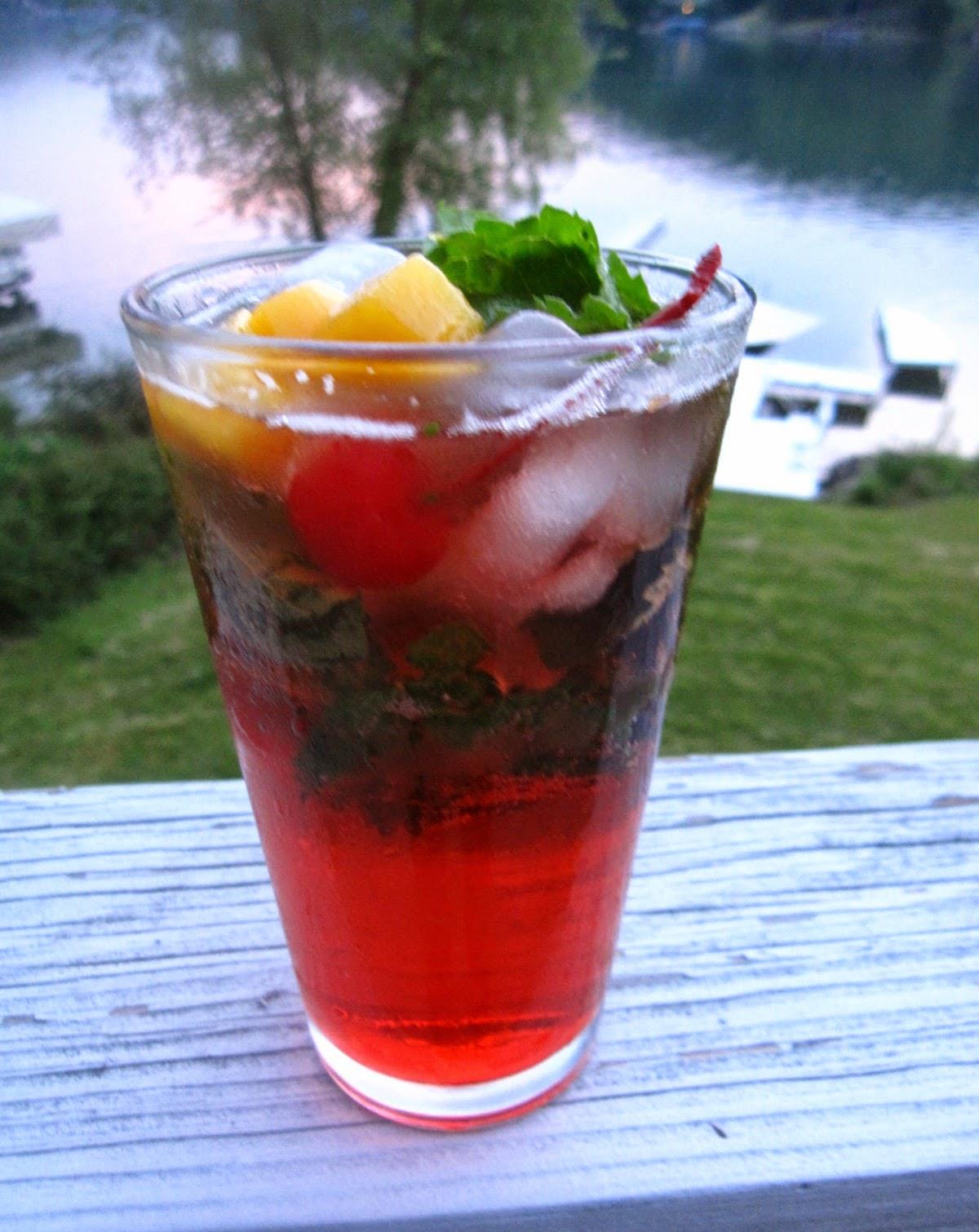 这款鸡尾酒味道甜甜凉凉调法简单很适合搭配天热的夜晚