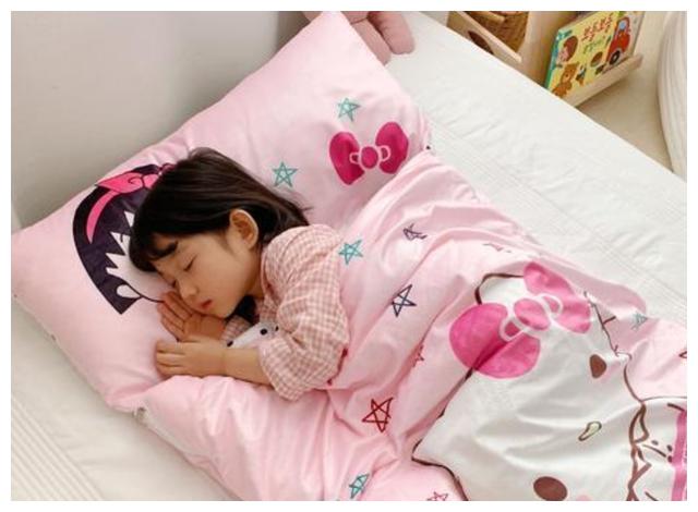 幼儿园老师将孩子午睡照发家长群,家长不淡定了:必须给个说法